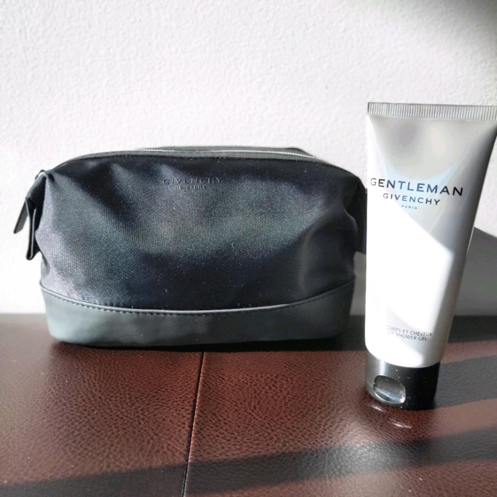 Givenchy Gentleman wash bag set